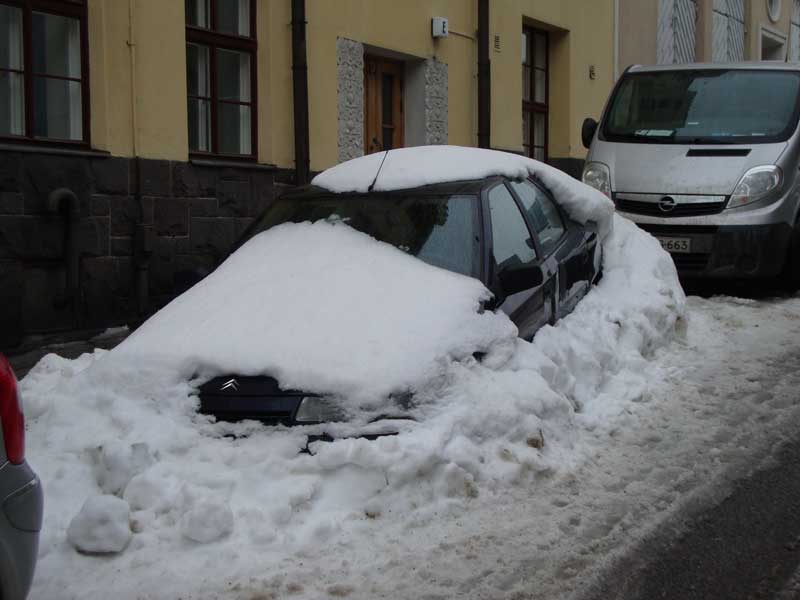 ingesneeuwde auto Helsinki